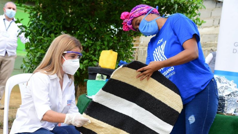 En los Límites, vereda del municipío de Luruaco, departamento de Atlántico, las mujeres se dedican a elaborar hermosas mochilas con plástico reciclable.