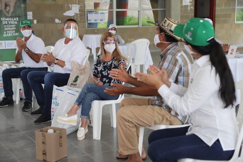 La gobernadora del Atlántico, Elsa Noguera, entregó 122 kits para pequeños y medianos agricultores del municipio costero.