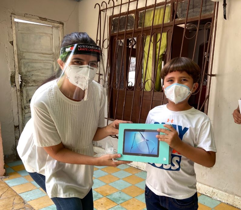 "A través de la Fundación Gases del Caribe donamos estas tablets dotadas con todos los contenidos del programa y material didáctico necesario para garantizar la continuidad del proceso de Aprende, y para que los niños puedan continuar sus estudios desde la seguridad de sus hogares”: Diana Santiago, directora de la Fundación Gases del Caribe