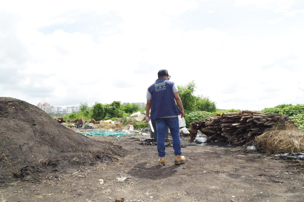 C.R.A y Policía decomisan madera .El operativo tuvo lugar en la Vereda Las Nubes, en área rural de Barranquilla, capital del departamento del Atlántico. Foto: C.R.A.