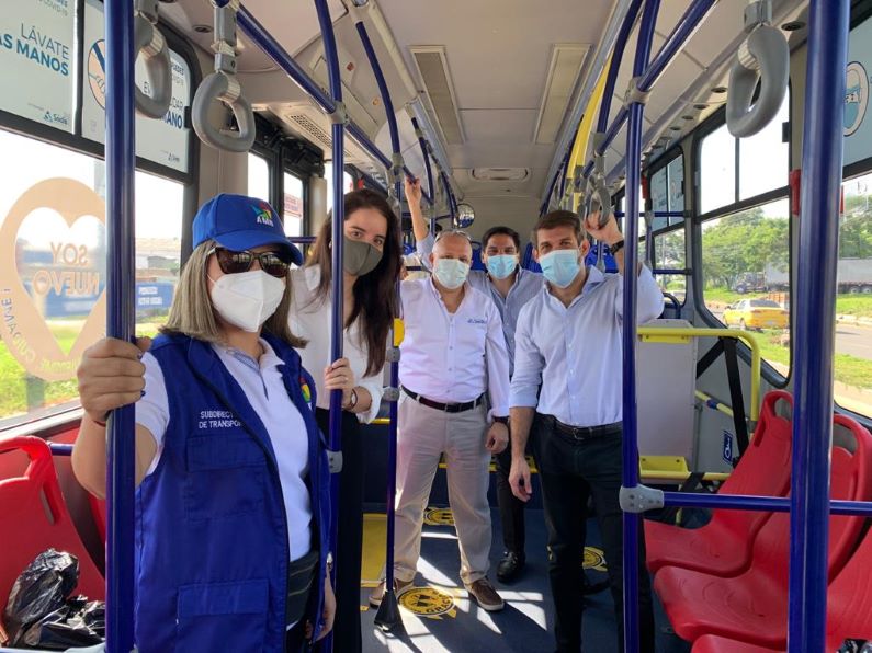 Reactivados 36 padrones a GNV en Barranquilla y su área metropolitana. Los funcionarios en el interior de uno de los 36 patrones que ya operan en Barranquilla y su Área Metropolitana.