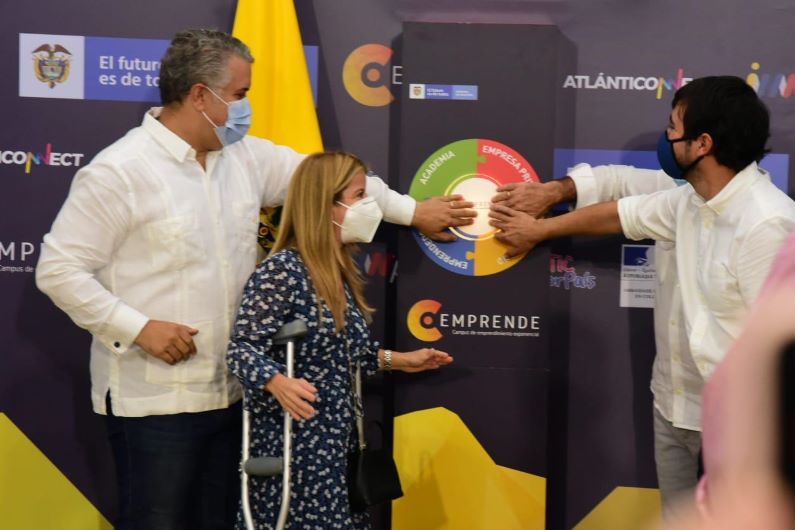 El Presidente de Colombia, Iván Duque, en compañía de la gobernadora del Atlántico, Elsa Noguera y el Alcalde de Barranquilla, Jaime Pumarejo, durante la inauguración de la sede de Atlánticonnect