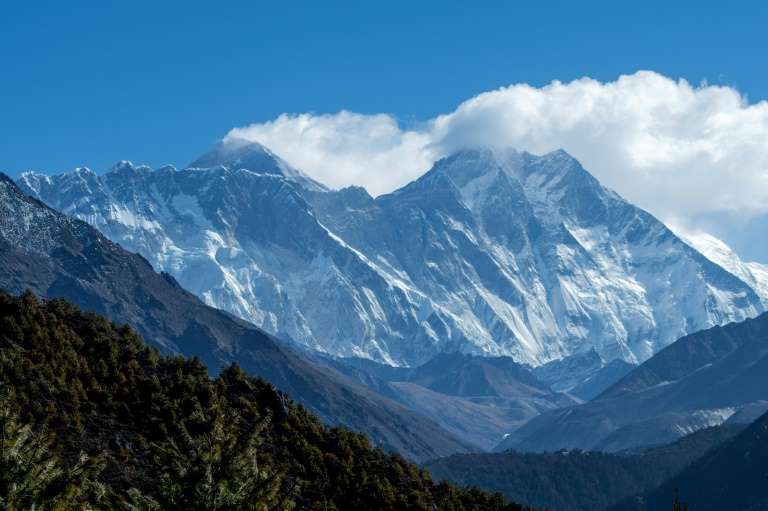 El monte Everest aumentó casi un metro de altura