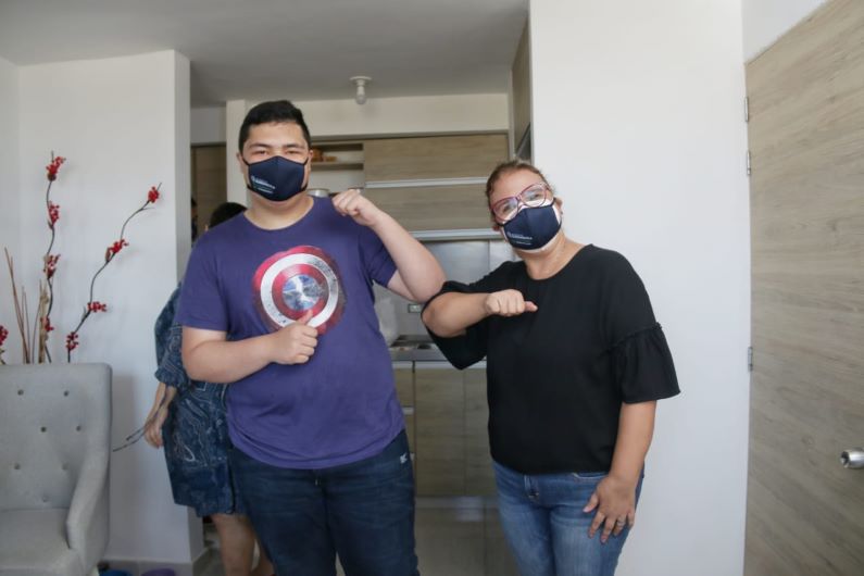 Alejandro Salas junto a la Secretaria de Educación de Barranquilla, Bibiana Rincón