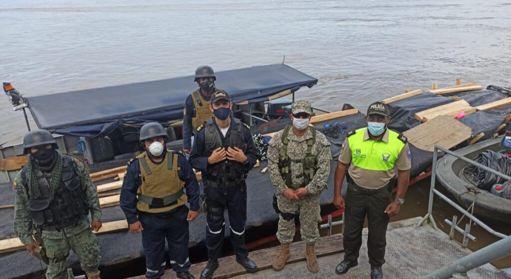 Decomisados 59 m³ de madera en el suroriente de Colombia por la Armada Nacional de Colombia en operación conjunta con el Ejército y la Policía Nacional y la Armada del vecino país del Ecuador.