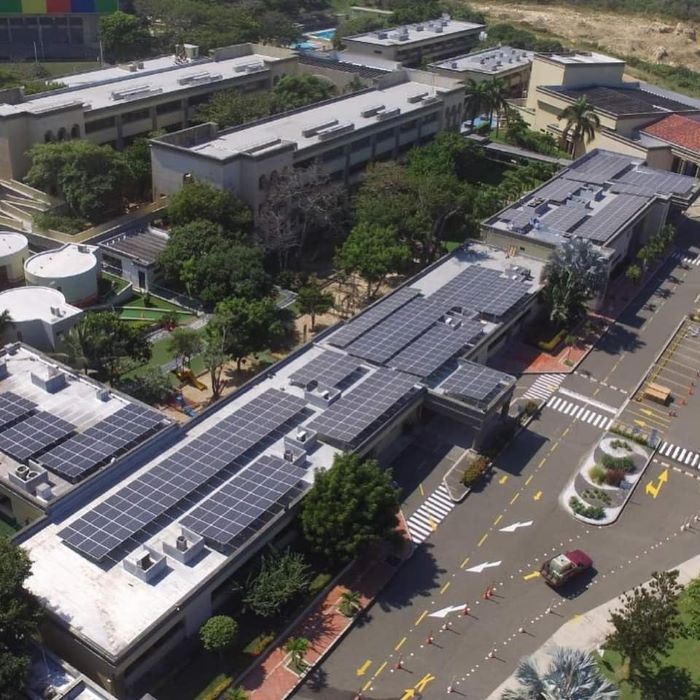Colegio Alemán de Barranquilla pionero en uso de energía solar . Panorámica del colegio con Energía Solar Fotovoltaica (456 paneles)
