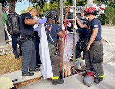 Bomberos en Estados Unidos rescatan a una mujer desnuda en una alcantarilla. Foto: EFE/ Delray Beach Fire Rescue