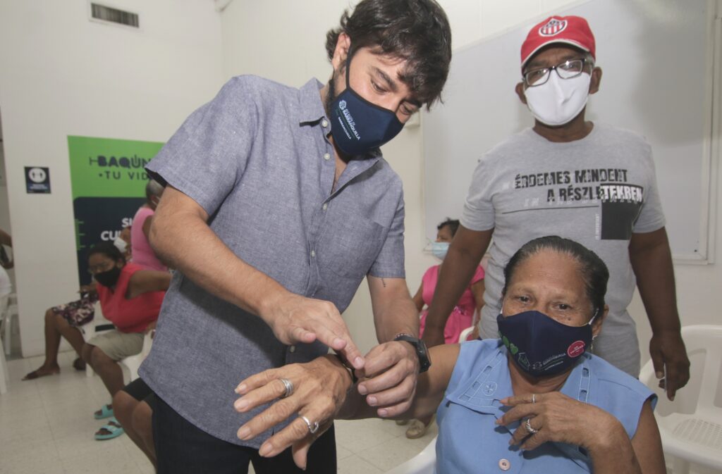 El alcalde de Barranquilla, Jaime Pumarejo, acompañando a los mayores de 70 años a vacunarse