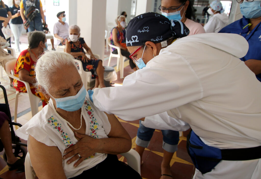Así avanza la vacunación contra el Covid-19 en Barranquilla. Hoy más de 312 adultos mayores de 80 años, beneficiarios de los centros de vida de la Alcaldía de Barranquilla, recibieron la segunda dosis y con ella, la inmunidad contra el COVID-19, informó el secretario de Gestión Social, Santiago Vásquez.