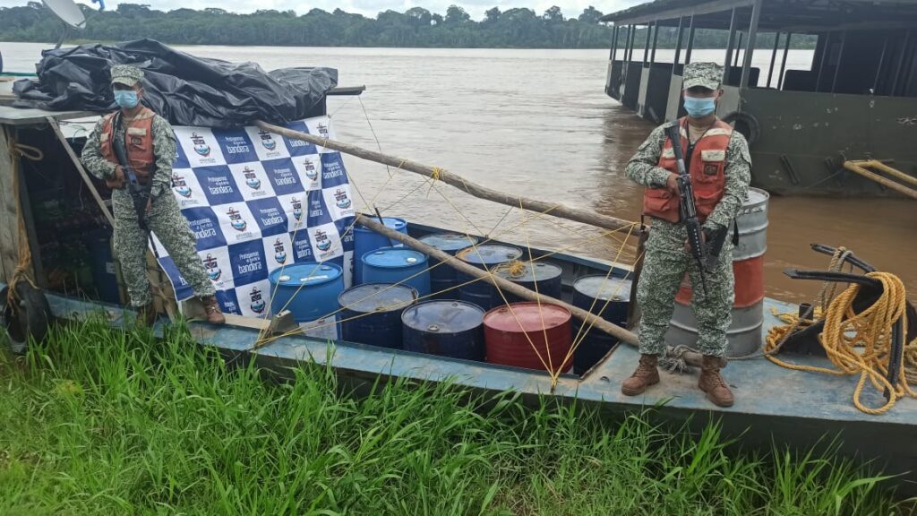 Armada colombiana incauta  715 galones de combustible en el Río Putumayo. Se realizó la captura de tres personas  por el delito de tráfico de sustancias para el procesamiento de narcóticos.