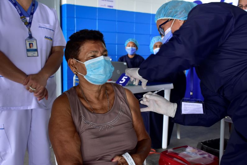 Con agendamiento, comienza vacunación contra COVID-19 para adultos mayores de 65 años en Barranquilla 