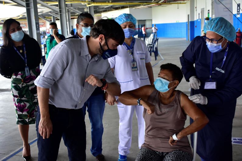 Barranquilla llega a los 100 mil vacunados. El alcalde Jaime Pumarejo junto con Rosario Contreras, de 76 años, luego de recibir su biológico contra el Covid-19