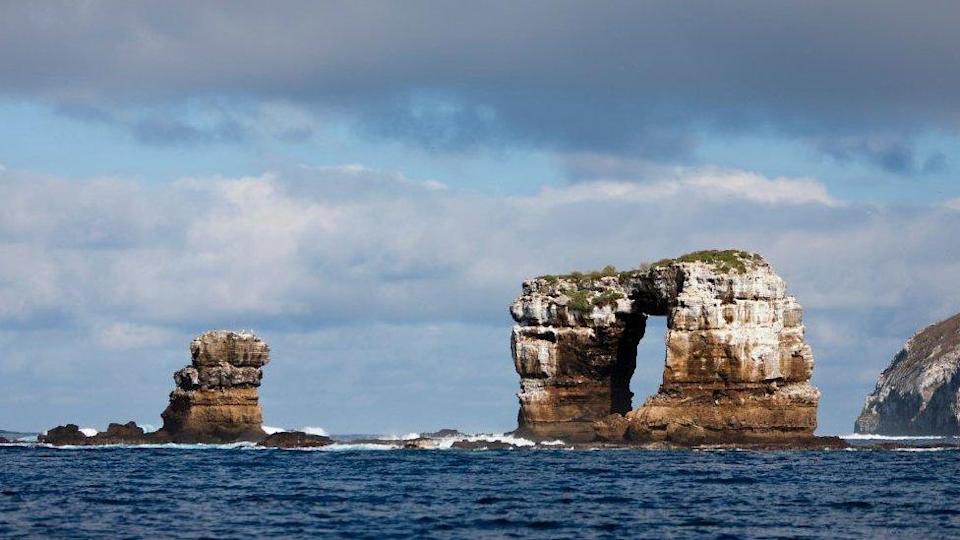 El Arco de Darwin de las islas Galápagos derrumbado por la erosión.
