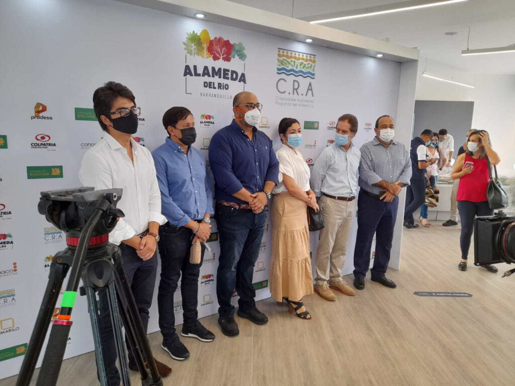 Reserva El Palomar tiene nuevas hectáreas. El director de la C.R.A. Jesús Insignares, acompañado de los directivos del proyecto urbanístico Alameda del Río.