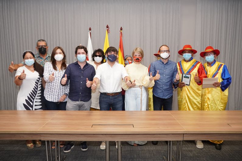 El alcalde estuvo acompañado por los socios de Carnaval S.A.S: el presidente de la Cámara de Comercio, Manuel Fernández; el director ejecutivo de la fundación Santo Domingo, José Francisco Aguirre, y la secretaria de Cultura y Patrimonio, María Teresa Fernández.