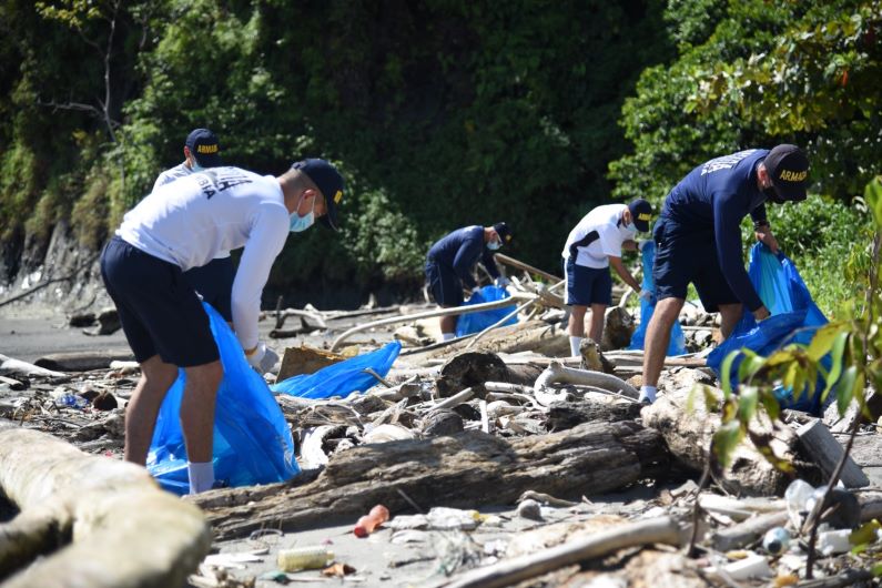 La Armada de Colombia invita a los habitantes de la región Pacífica, a unirse a estas jornadas de limpieza, que buscan concientizar
tanto a los moradores como a los turistas, sobre la importancia de la conservación y el cuidado de los ecosistemas y de las comunidades étnicas.