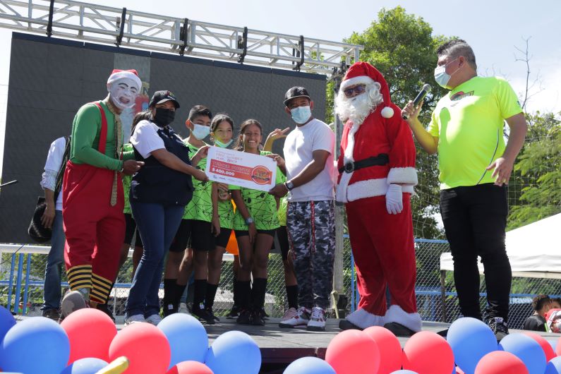 El Distrito hizo entrega hizo entrega de los premios a los cinco ganadores del concurso del mejor mural de los barrios: Carrizal, El Bosque, La Chinita, Los Olivos y la Ciudadela 20 de Julio.