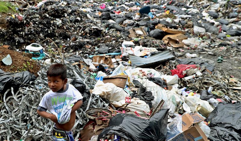 En 2022 ¡Ojo! con los delitos ambientales que se penalizan en Colombia. Un niño junto a un basurero ubicado en un sector de Bahía Solano, en el departamento de Chocó (Colombia). EFE