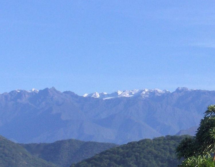 La Sierra Nevada de Santa Marta, está rodeada por el Mar Caribe y la península de la guajira, hacia el norte; al suroriente la bordean los cursos de los ríos Ranchería y Cesar, y hacia el occidente, limita con la gran planicie aluvial del río Magdalena y la Ciénaga Grande de Santa Marta. Foto: De Nick29 Wikipedia