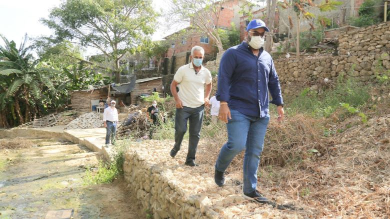 Evidente mejora en zonas críticas de arroyos en Puerto Colombia por intervención de C.R.A. El director de la autoridad ambiental en visita de inspección previa a la entrega de las obras el próximo 25 de febrero.