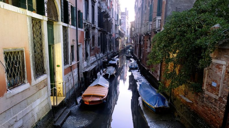 Insólito: Venecia sin agua en sus canales. El fenómeno es conocido como "Sequía de la Befana" y se presenta entre enero y marzo