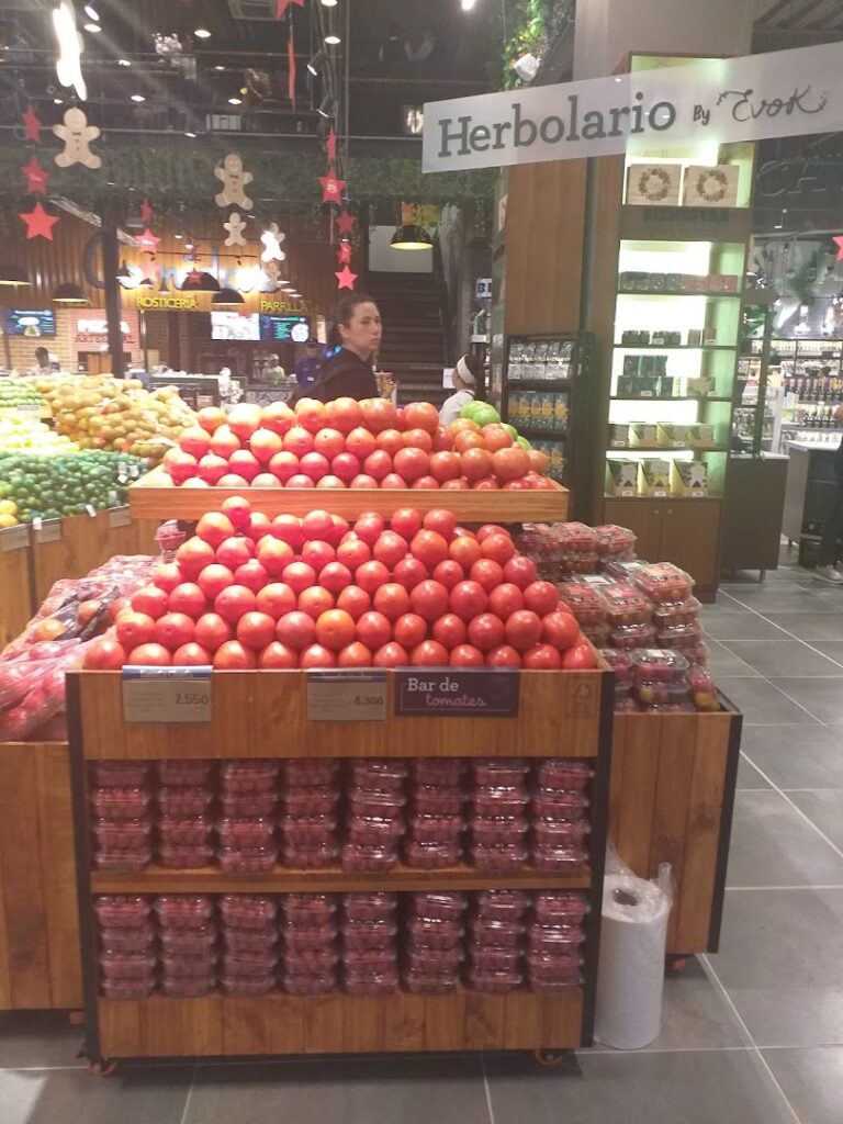 El tomate protege la vista, la vitamina A, ayuda a proteger nuestros ojos de enfermedades degenerativas o ceguera nocturna. Mejora la circulación sanguínea, el tomate contiene hierro, un mineral importante para la sangre, así como vitamina K, que ayuda a la coagulación. Fuente: Pazo de Vilane Galicia