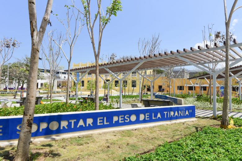 La renovada plaza se integra al inmueble patrimonial Museo Bolivariano - Casa de Bolívar, un lugar histórico que representa uno de los sitios clave en la vida del libertador.