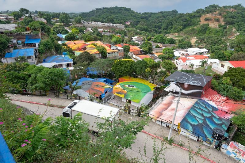 La ruta del color en Usiacurí, incluye el recorrido por 10 murales y el macromural en techos más grande de Colombia que se puede apreciar desde la iglesia Santo Domingo de Guzmán y desde el recientemente inaugurado Mirador.
