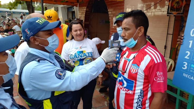 Cero muertes en siniestros viales durante Carnavales en el Atlántico. Durante los operativos, el Tránsito del Atlántico realizó las respectivas pruebas de alcoholemia a los ciudadanos.