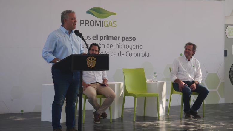 Promigas pionero en producción e inyección de hidrógeno verde en Colombia. El Presidente del país, Iván Duque,
durante el lanzamiento en Cartagena. Lo acompañan el Presidente de Promigas y el Viceministro de Minas y Energía, Diego Mesa