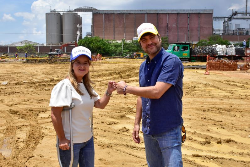 El Gran Bazar abrirá sus puertas en diciembre. La gobernadora del Atlántico, Elsa Noguera y el Alcalde de Barranquilla, Jaime Pumarejo, durante la inspección de las obras del Gran Bazar en Barranquillita.