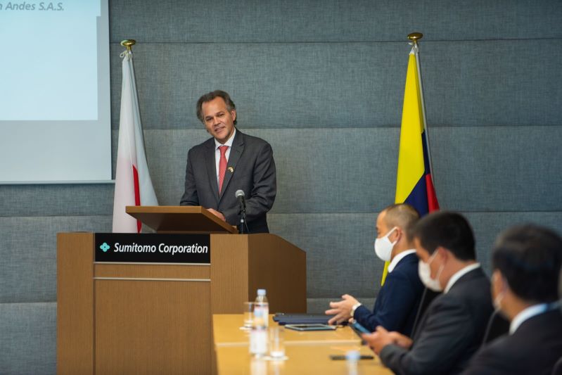 Promigas firma acuerdo en Japón para promover la movilidad eléctrica con hidrógeno en Colombia. El Presidente de la compañía colombiana Promigas, Juan Manuel Rojas, durante la suscripción del acuerdo en común con la empresa japonesa.