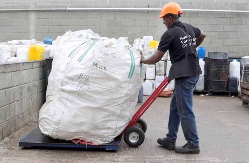 Restaurantes, instituciones educativas, terminales portuarios, hoteles, clínicas, fundaciones, entre otras organizaciones que generan residuos como aceite de cocina usado, papel, cartón, vidrio, baterías, aluminio, hierro, metales o envases Tetra Pak, pueden postularse a esta línea.
