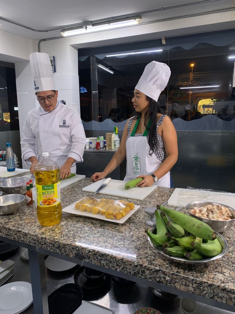 Fue una experiencia única para preparar y disfrutar deliciosas recetas, tales como el aborrajado con plátano y las marranitas vallunas, tradicionales en la comida colombiana de esta región, patacones con fritura profunda, cóctel de camarones para poner encima de estos y limonada de coco, ¡una danza de sabor!