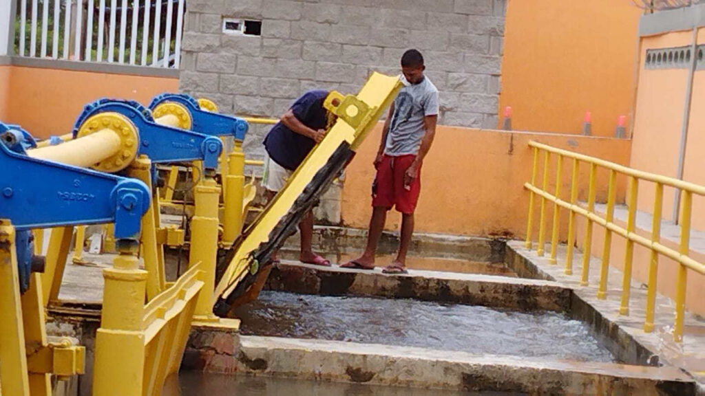 La C.R.A. es la entidad responsable de la operación y mantenimiento del sistema de compuertas del Embalse del Guájaro