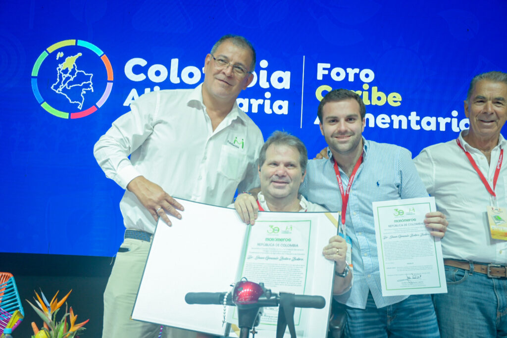 El evento concluyó con la entrega de un reconocimiento por parte de Monómeros y la Fundación Monómeros al viceministro Botero,