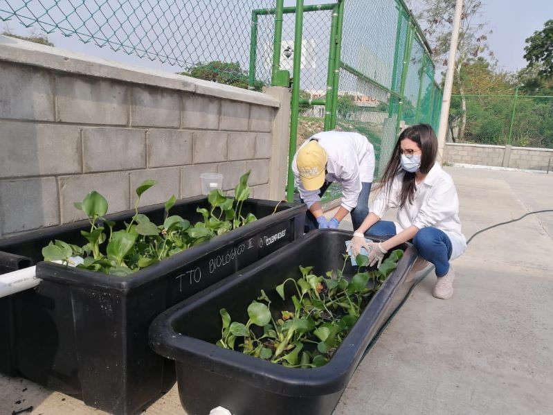 Investigadores Uninorte crean una alternativa ecológica como alcantarillado en hogares rurales. Andrea Monroy y Carlos Pacheco, trabajan en dupla, para ofrecer una solución económica en el tratamiento de las aguas grises entre los campesinos.
