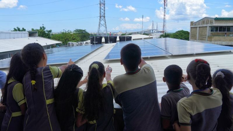 Barranquilla inicia la era de la energía limpia con paneles solares en colegio público
