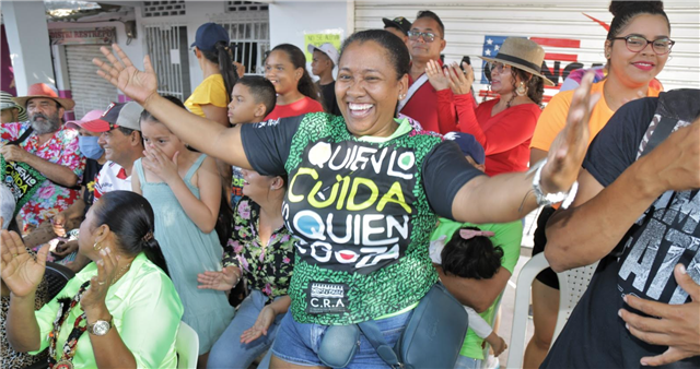 Quien lo cuida es quien lo goza!: estrategia C.R.A en carnaval del Atlántico. Los carnavaleros reciben un kit, con una camiseta y una tula para disponer sus residuos de manera fácil y rápida, sin contaminar la zona.