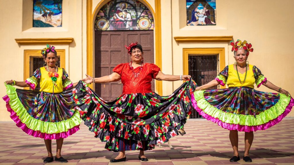 El Reinado Intermunicipal de personas mayores y otras incluidas en la temporada carnavalera, son una apuesta intergeneracional por la preservación de la tradición que busca promover una vejez activa, saludable y creativa, que cuenta con el apoyo de la Gobernación del Atlántico.