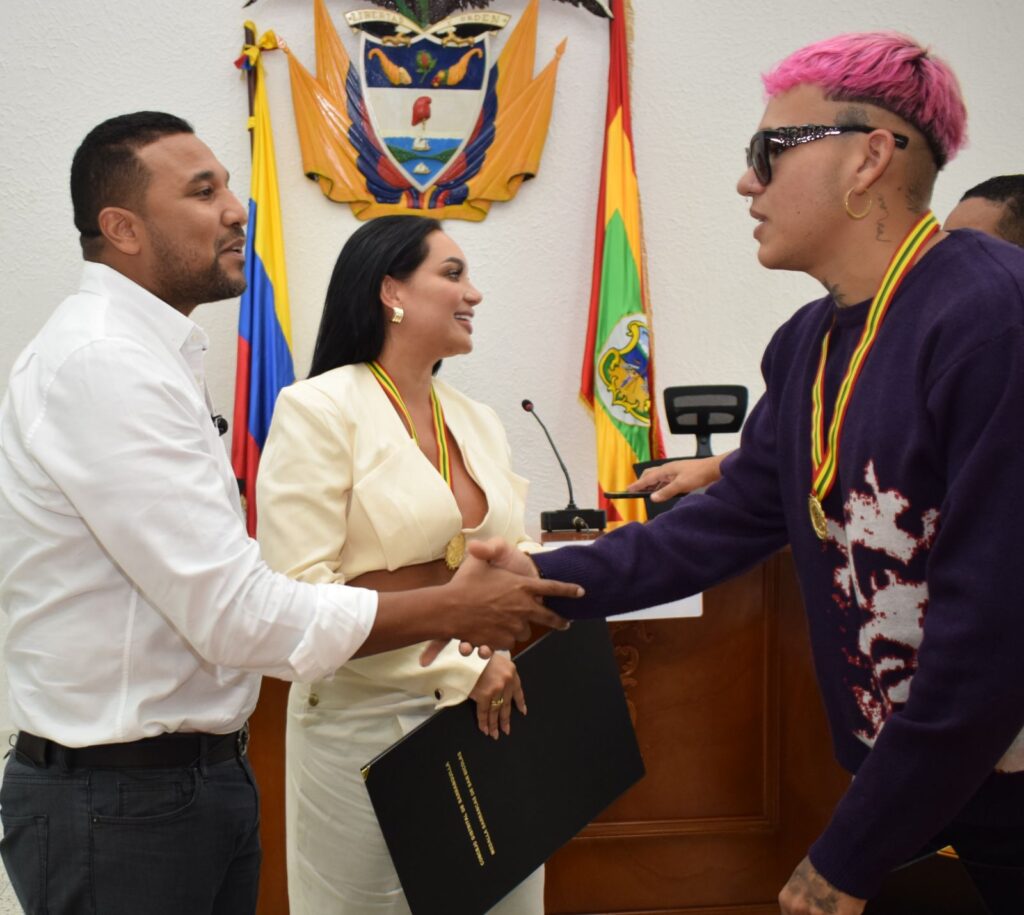 El concejal Óscar David Galán entrega medalla Barranca de San Nicolás a Beéle y Andrea Valdiri. Galán concluyó agradeciendo a los condecorados por su trabajo y perseverancia, invitándolos a seguir construyendo ciudad.
