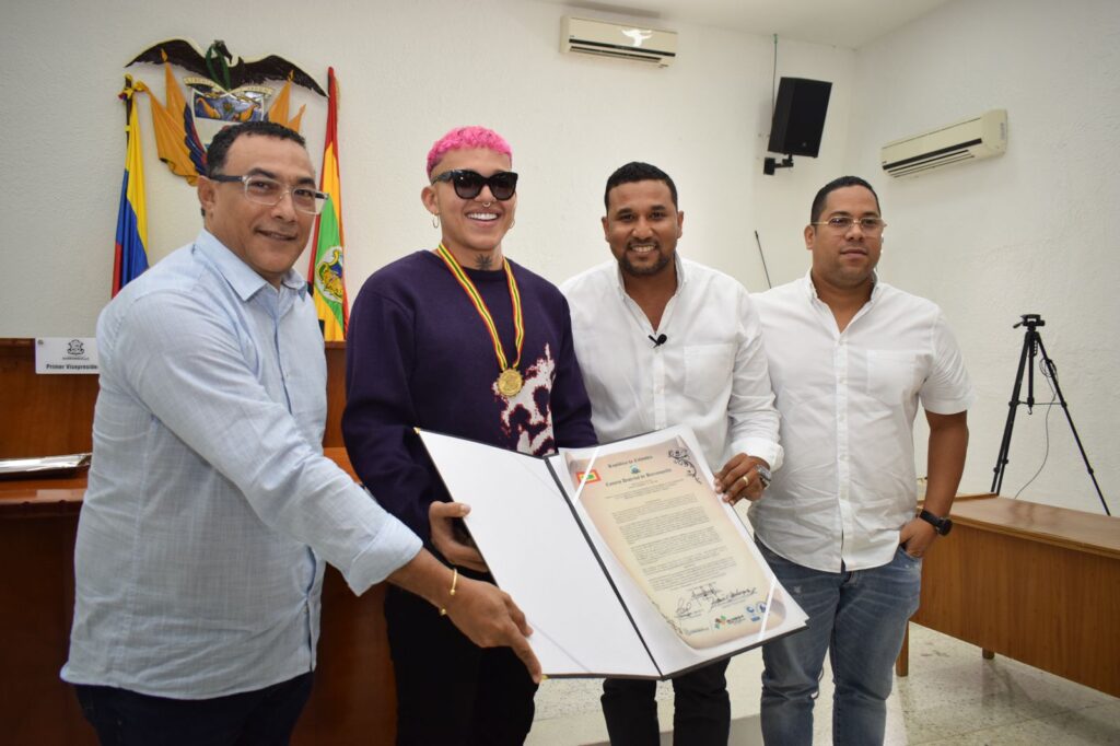 El concejal Óscar David Galán entrega medalla Barranca de San Nicolás a Beéle y Andrea Valdiri. Con mucha emoción Beéle recibió este reconocimiento a su trabajo. Lo acompañan los Concejales Óscar David Galán y Antonio Bohórquez.