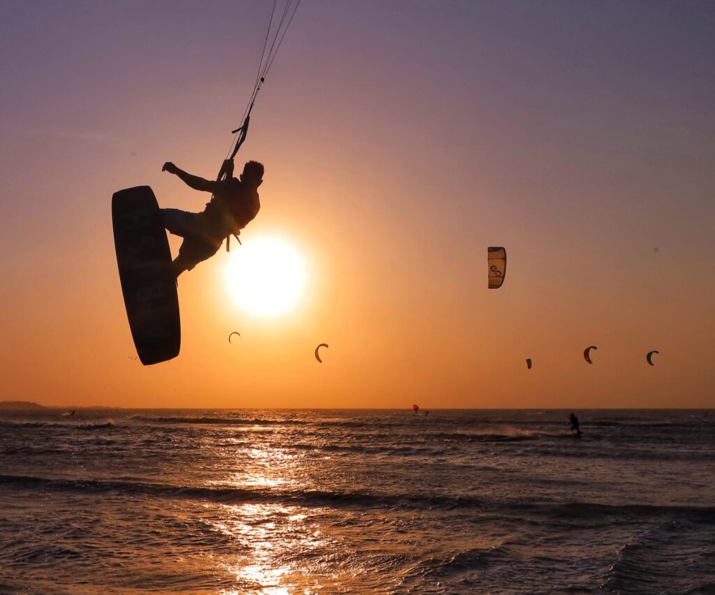 Con buen viento y buena mar avanza el Mundial de Kitesurf en el Atlántico. Este jueves el turno es para los caballeros, con la primera ronda de clasificación.