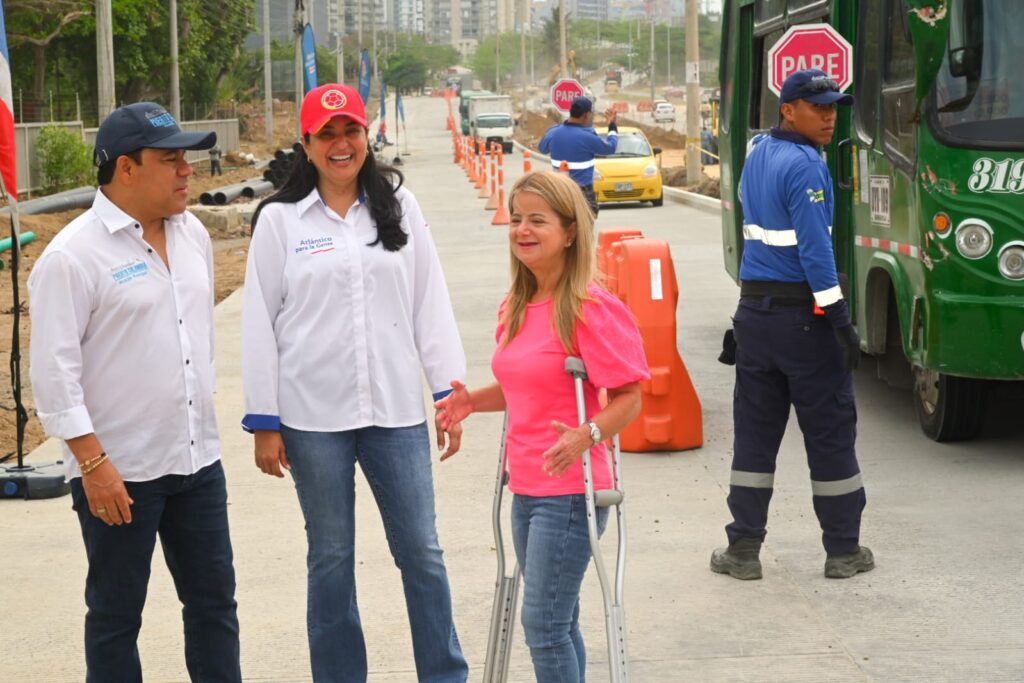 Habilitado el primer carril de la Gran Vía del Atlántico. La Gobernadora del Atlántico, Elsa Noguera, junto a la Secretaria de Infraestructura, Nury Logreira, durante la puesta al servicio de los 660 metros lineales del primer tramo de esta importante avenida del departamento