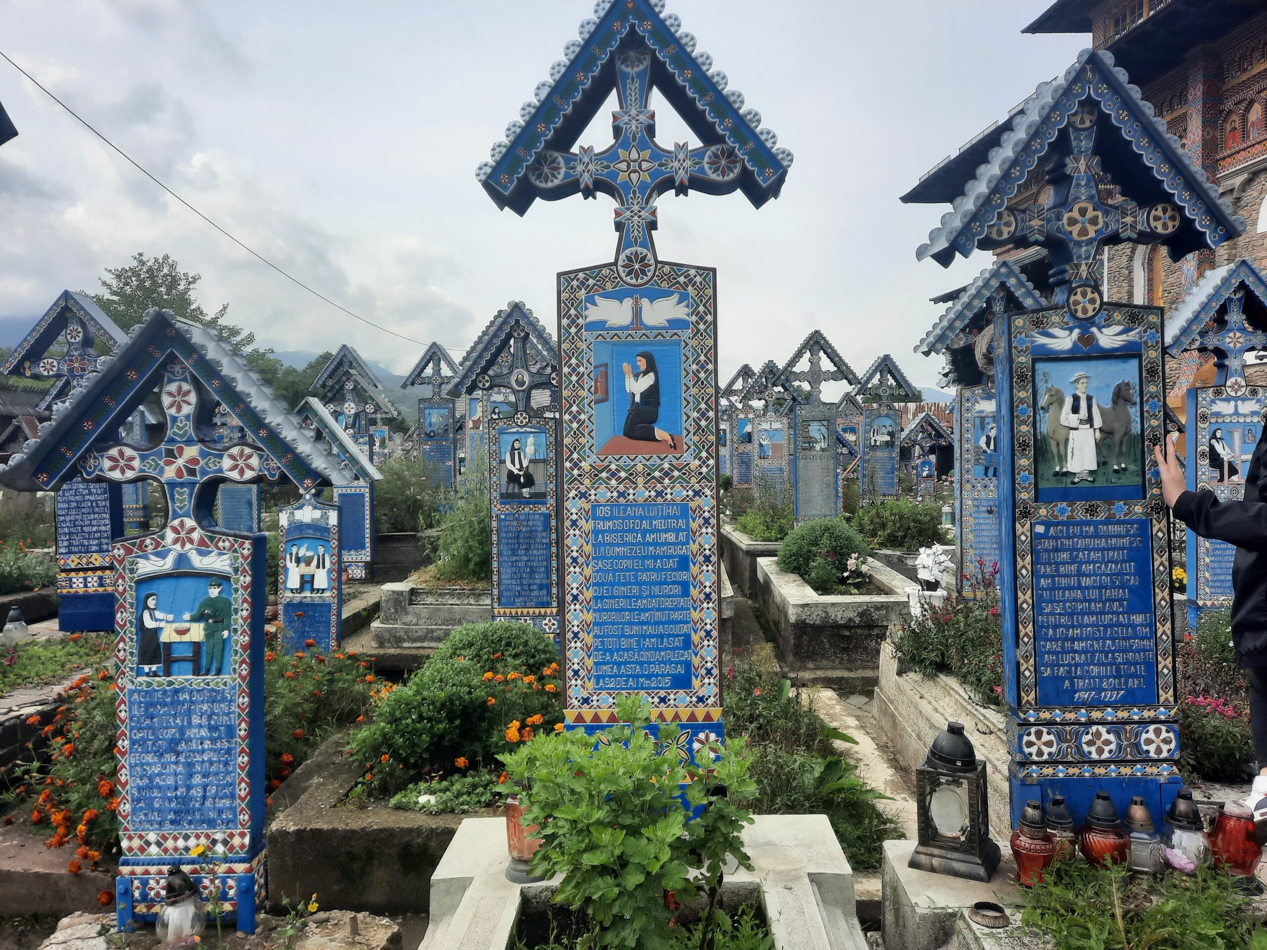 Cimitirul Vesel en Rumania: donde la muerte es un viaje feliz. El artista, describió en sus lápidas, de una manera coloquial, pintoresca y personalizada, una reseña de lo que fueron en vida los difuntos.