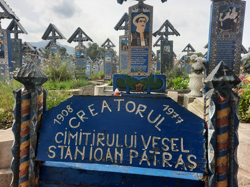 Cimitirul Vesel en Rumania: donde la muerte es un viaje feliz. La pintoresca lápida de Stan Loan Patras, el fundador del Cementerio Alegre en Sapanta, Maramures, Rumania