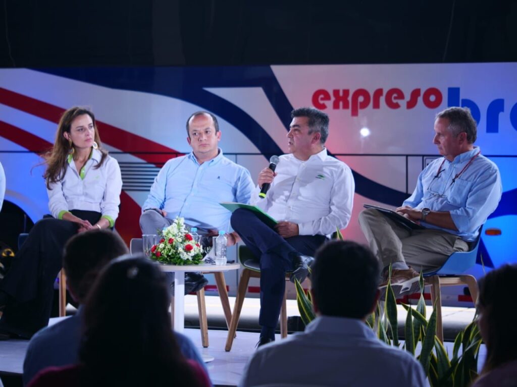 Primer bus interdepartamental de Colombia 100% a gas natural. El evento del lanzamiento del bus se realizó en las instalaciones de Expreso Brasilia en Barranquilla. Izq a Derecha: Jeimy Báez, Ecopetrol;  Carlos Eduardo Enríquez Caicedo, Viceministro Transporte; Wilson Chinchilla, VP Distribución Promigas y Alfonso Ibarra, Gerente GNV Terpel.