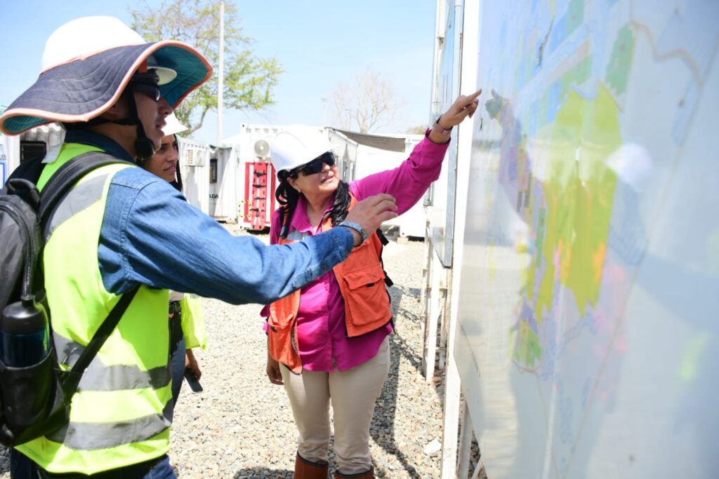 Avanza el proyecto solar Guayepo I y II en Ponedera-Atlántico. La Secretaria de Infraestructura del Atlántico, Nury Logreira, con el equipo de la empresa durante su visita al proyecto.