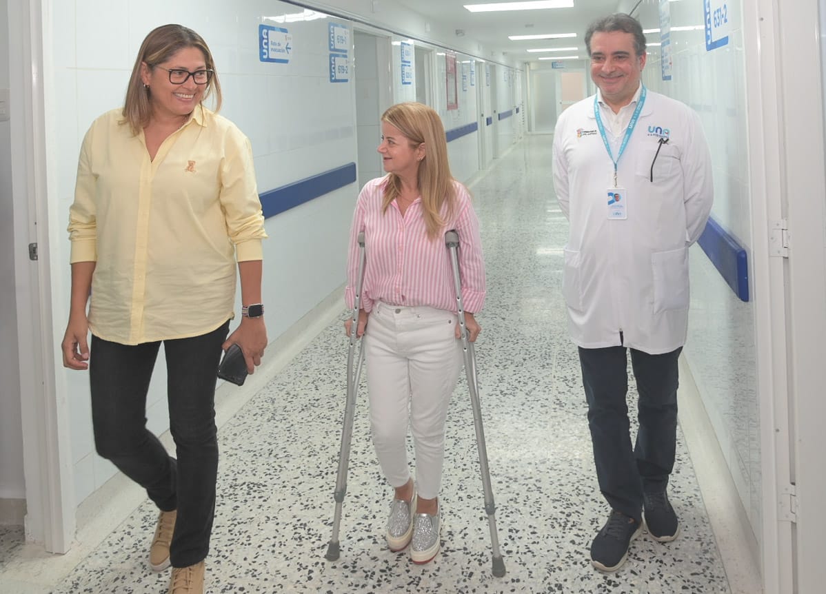56 nuevas camas para la sede hospitalaria de Alta Complejidad de la ESE UNA. La gobernadora del Atlántico, Elsa Noguera, con la Secretaria de Salud, Alma Solano y el gerente Javier Cormane, durante la visita a la sede de Alta Complejidad de la ESE Universitaria del Atlántico