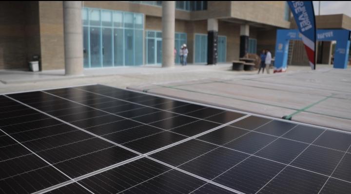 La secretaria de Infraestructura, Nury Logreira, indicó que esta solución solar tiene una vida útil de mínimo 20 años, pero podrá seguir generando energía por 25 años.